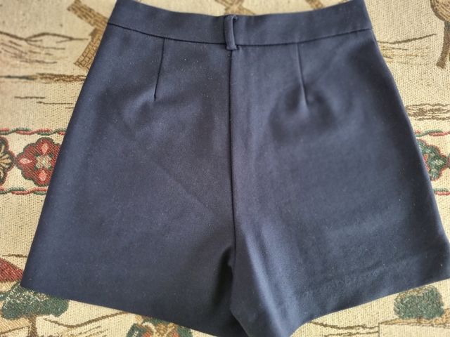 Pantalón corto de Stradivarius.