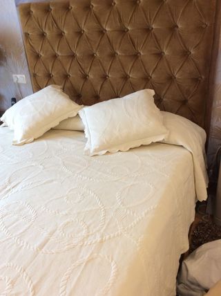 Colcha cama 1,50 con 2 cojines a juego y relleno