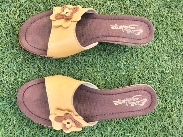 Sandalias de piel con cuña de corcho