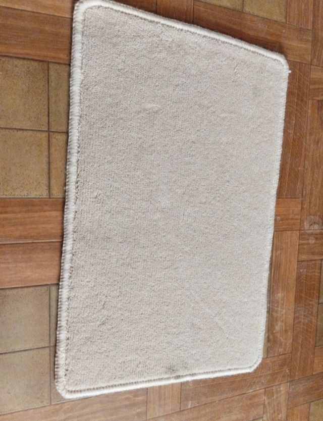 Alfombras marrón y marrón claro.