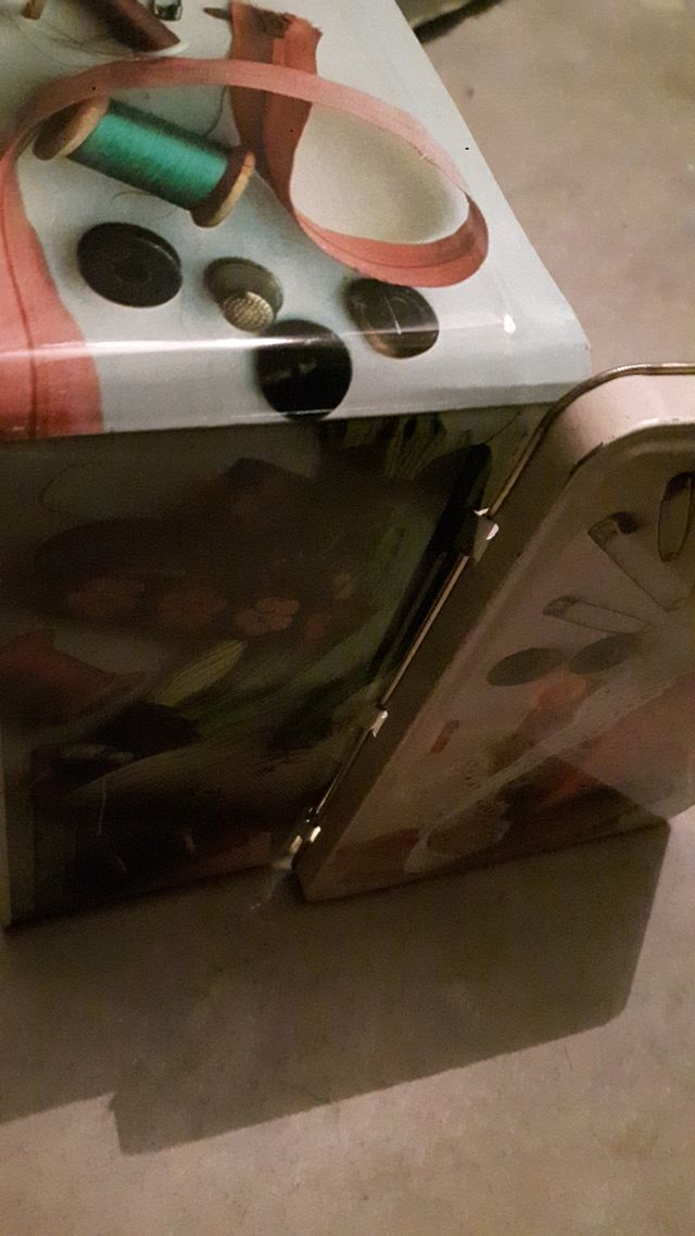 Caja antigua de cocacao de metal