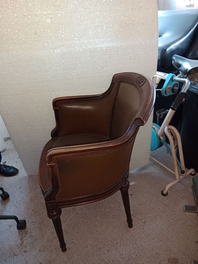 2 Sillones tapizados de piel.