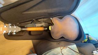 Guitarra Ibanez+funda rígida y correa