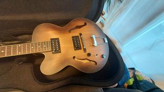 Guitarra Ibanez+funda rígida y correa