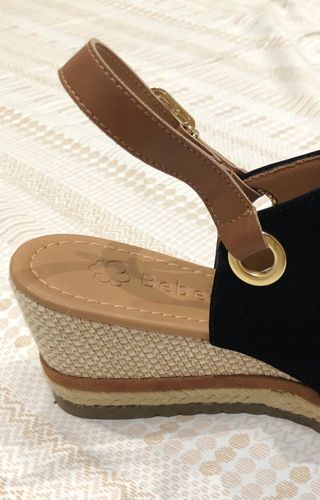 Sandalias con cuña de esparto.