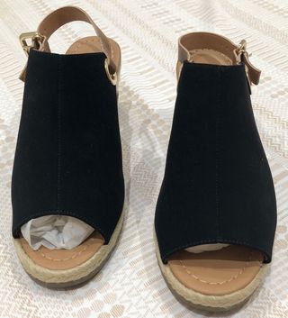 Sandalias con cuña de esparto.