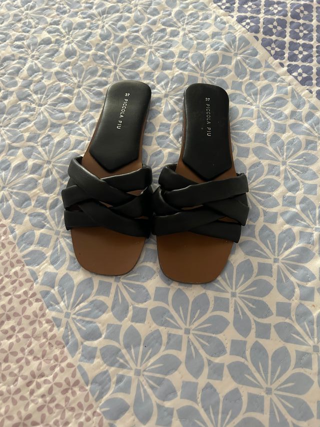 Sandalias planas de piel