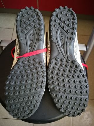 botas de fútbol multitaco