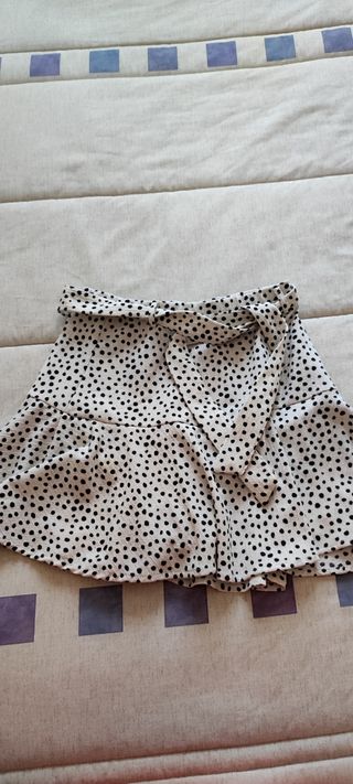 Minifalda lunares.