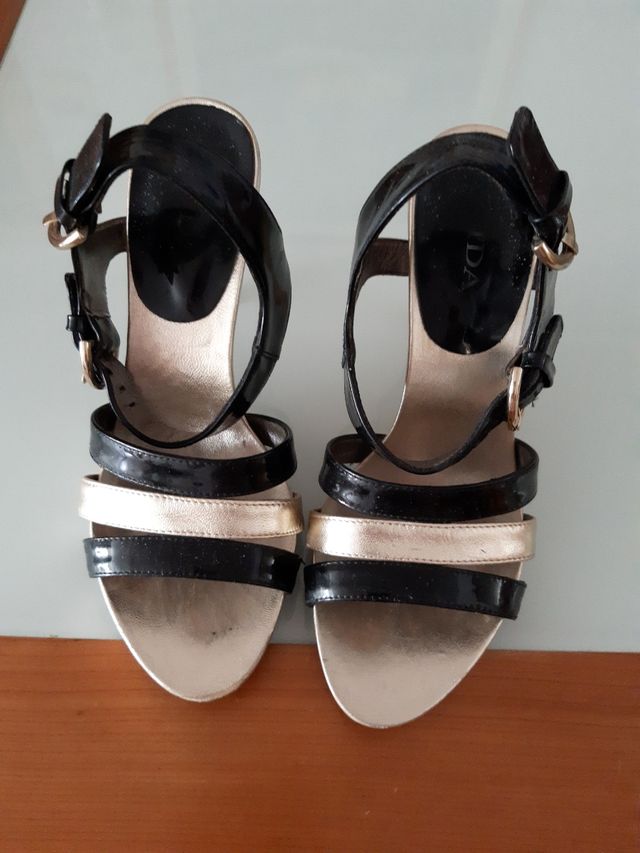 Zapatos piel pulsera dorados y negros