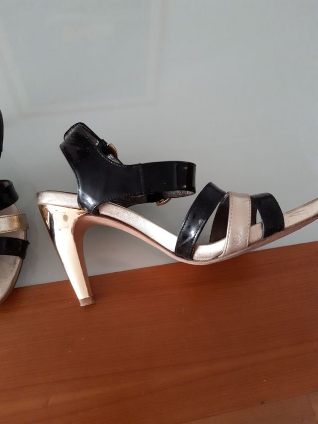 Zapatos piel pulsera dorados y negros