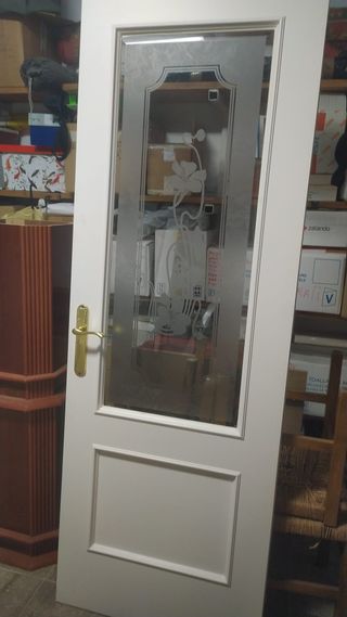 Puertas macizas blancas lacadas