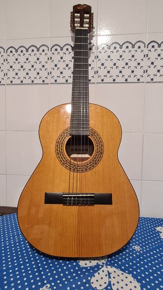 Se vende guitarra clásica Admira Infante.