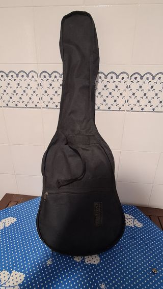 Se vende guitarra clásica Admira Infante.