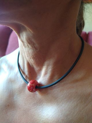 Gargantilla diselo.(oro,caucho ,porcelana)