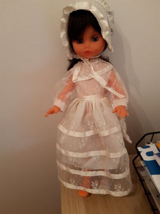 Muñeca comunión con bolso, velo  y medalla