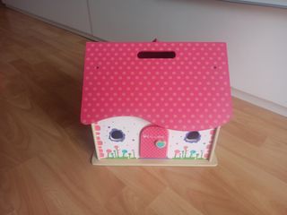 Casita de muñecas con mobiliario y familia