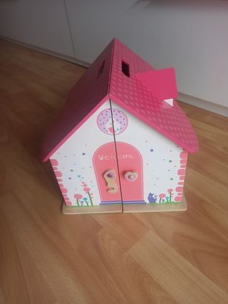 Casita de muñecas con mobiliario y familia