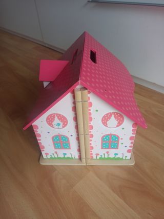 Casita de muñecas con mobiliario y familia