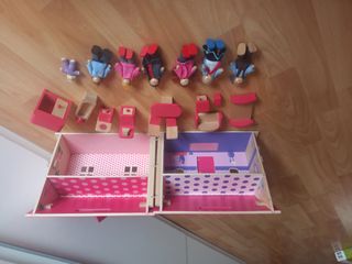 Casita de muñecas con mobiliario y familia