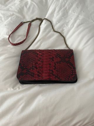 Bolso bandolera rojo y negro