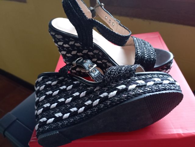 Nuovi sandali con zeppa neri taglia 37