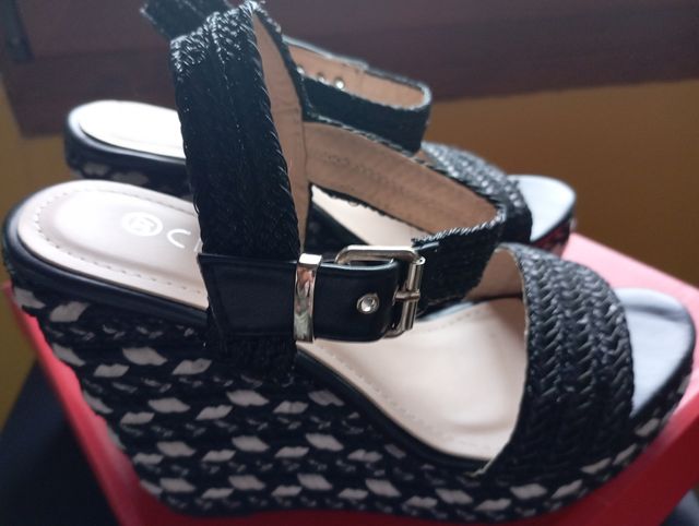 Nuovi sandali con zeppa neri taglia 37