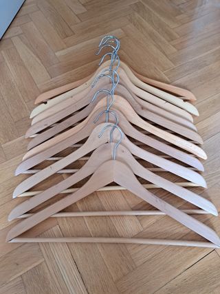 Perchas de madera impecables