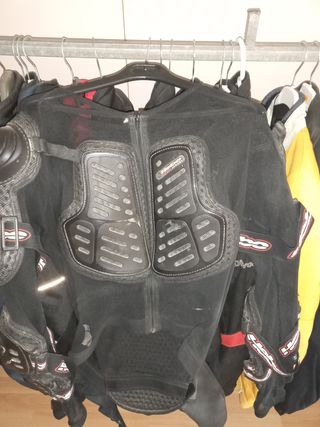 dos abrigos cortos de zorros talla como L 