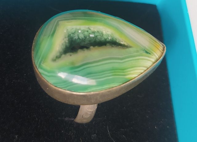 Anillo con piedra semipreciosa