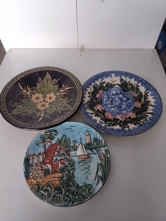  TRES PLATOS DE COLGAR .