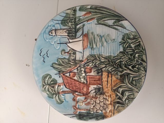  TRES PLATOS DE COLGAR .