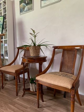 Sillas y mesa auxiliar