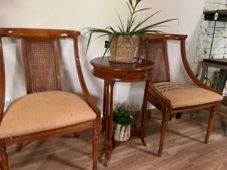 Sillas y mesa auxiliar