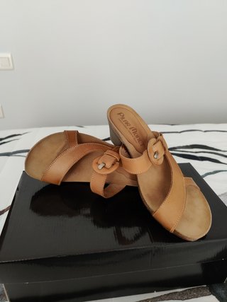 Sandalias Zueco Piel Pilar Monet.