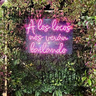 Neón "A los locos nos verán bailando"