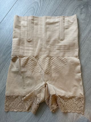 Shorts de faja ribete con encaje de talle alto