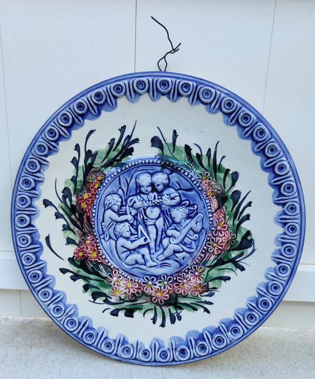 Plato de ceramica en relieve