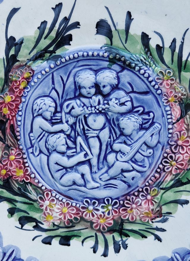 Plato de ceramica en relieve