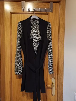 Chaqueta sin mangas elegante. Calvin Klein.