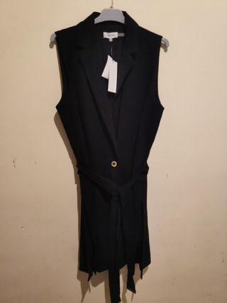 Chaqueta sin mangas elegante. Calvin Klein.