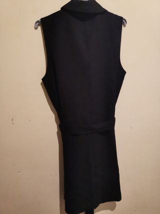 Chaqueta sin mangas elegante. Calvin Klein.