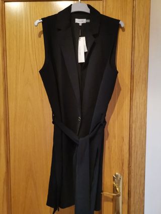 Chaqueta sin mangas elegante. Calvin Klein.