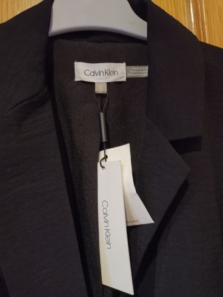Chaqueta sin mangas elegante. Calvin Klein.
