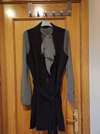 Chaqueta sin mangas elegante. Calvin Klein.