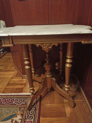 Mesa antigua dorada  de madera del siglo XIX