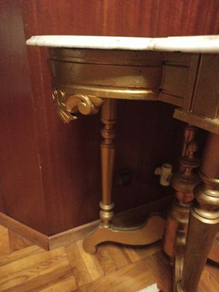 Mesa antigua dorada  de madera del siglo XIX