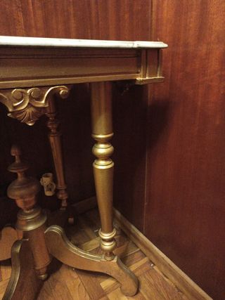 Mesa antigua dorada  de madera del siglo XIX