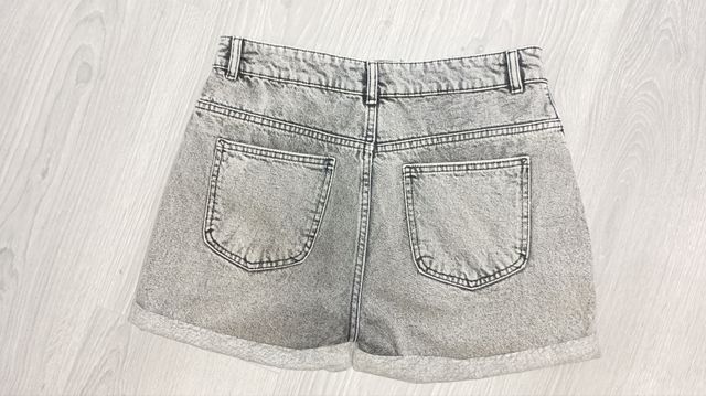 Pantalón corto gris