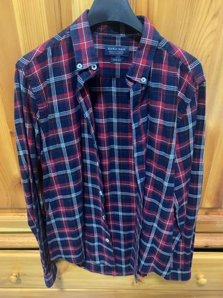 Camisa a cuadros de Zara.
